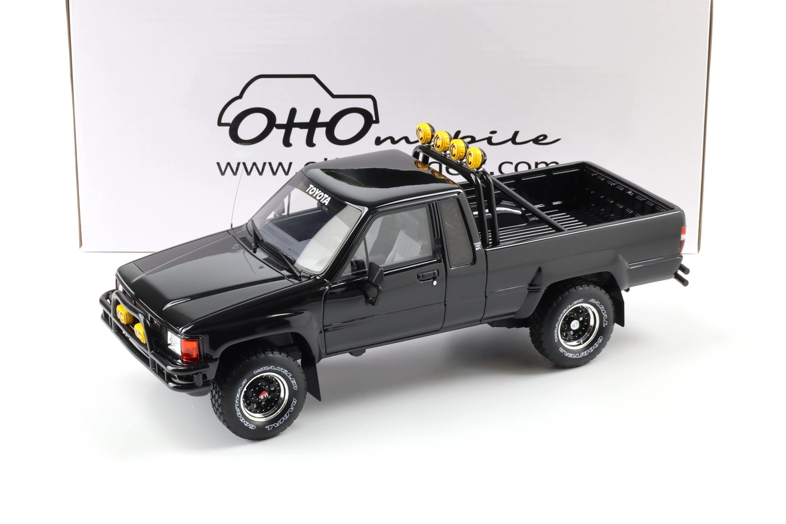 1:18 Otto Mobile OT481 Toyota Hilux SR5 Back To The Future Glossy Black 1985