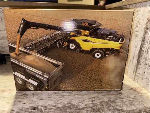 1/64 Scale New Holland CR11 Combine W/ Tracks! 2025 Farm Show GOLD Chase - Picture 8 of 11