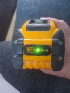 DeWALT 18V XR FLEX VOLT LITHIUM BATTERIE UNCHECKED SELLING AS SEEN