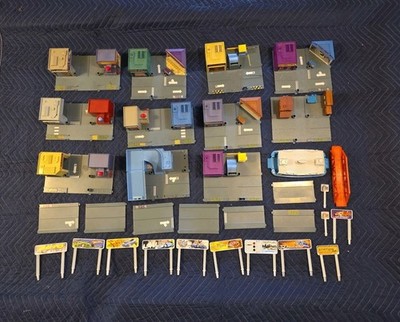 Nice Hot Wheels Mega City 2007 2008 With Accessories 32 Pieces