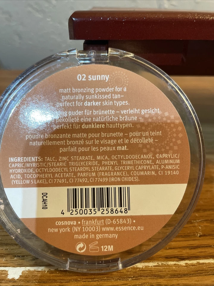 Essence | Sun Club Matt Bronzing Powder | 02 Sunny | Darker Skin - Image 2 of 3