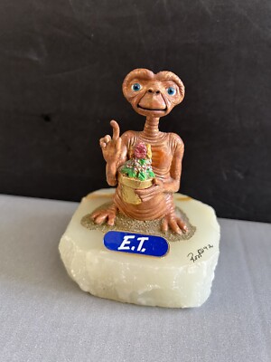 RON LEE E.T...EXTRA TERRESTRIAL  FIGURE.. SIGNED ''BEST WISHES FROM RON LEE''
