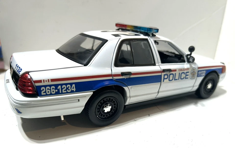 1/18 SCALE CUSTOM CALGARY CANADA POLICE DIECAST FORD  W WORKING LIGHTS - Image 2 of 4