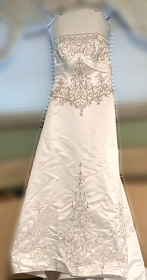 Davids Bridal White Strapless Embroidered Beaded Wedding Gown Style V9364 Sz 4
