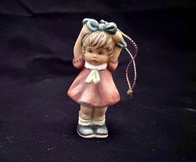 vintage 1999 Goebel Berta Hummel ''The Finishing Touch'' porcelain Christmas ornam