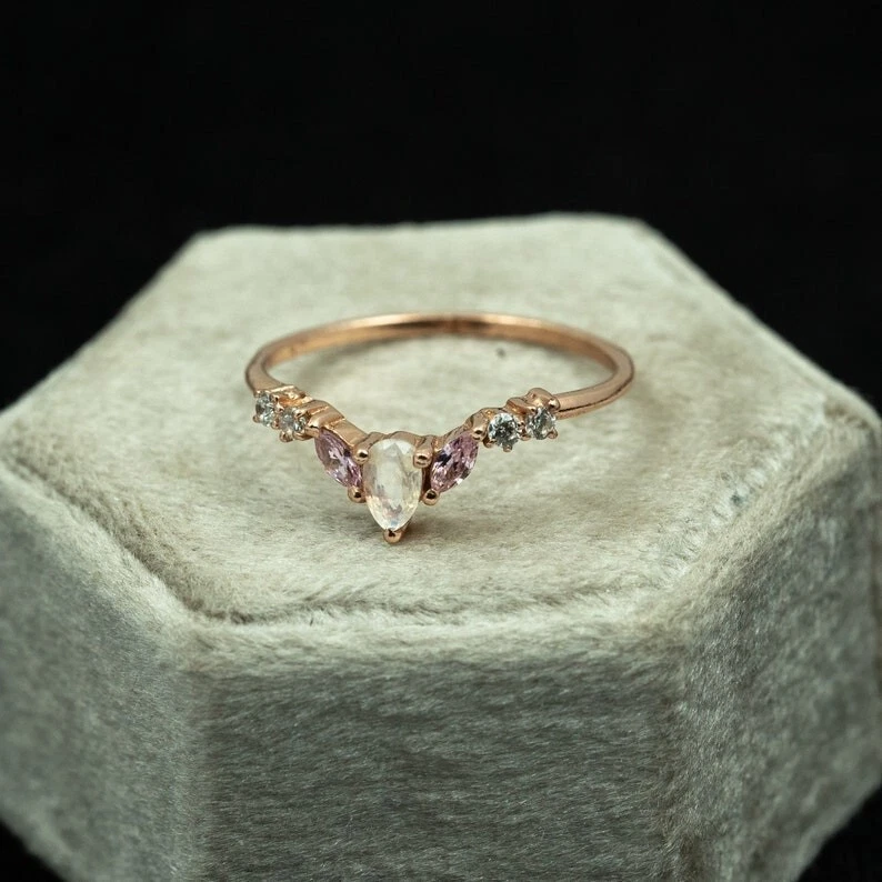 Anillo de compromiso minimalista corte pera piedra lunar chapado en oro rosa de 14 quilates plata Foto 4 de 4