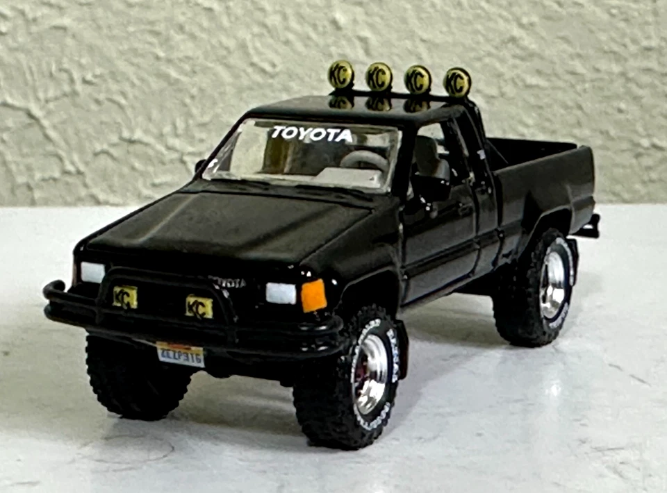 Toyota SR5 1985 85 camioneta Johnny Lightning negra 1:64 con barra antivuelco KC clásica~! Foto 4 de 4