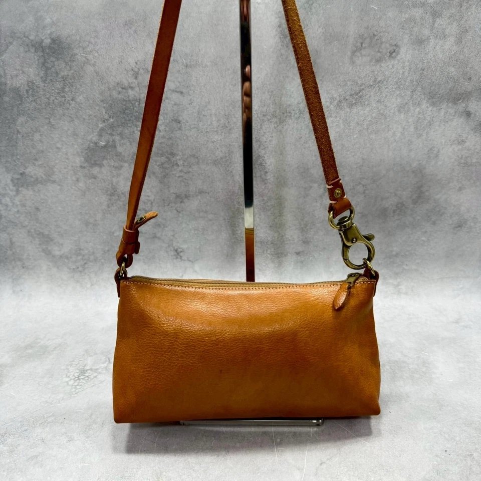 Bolso de hombro de cuero italiano IL BISONTE con logotipo y textura de grano suave Foto 3 de 4