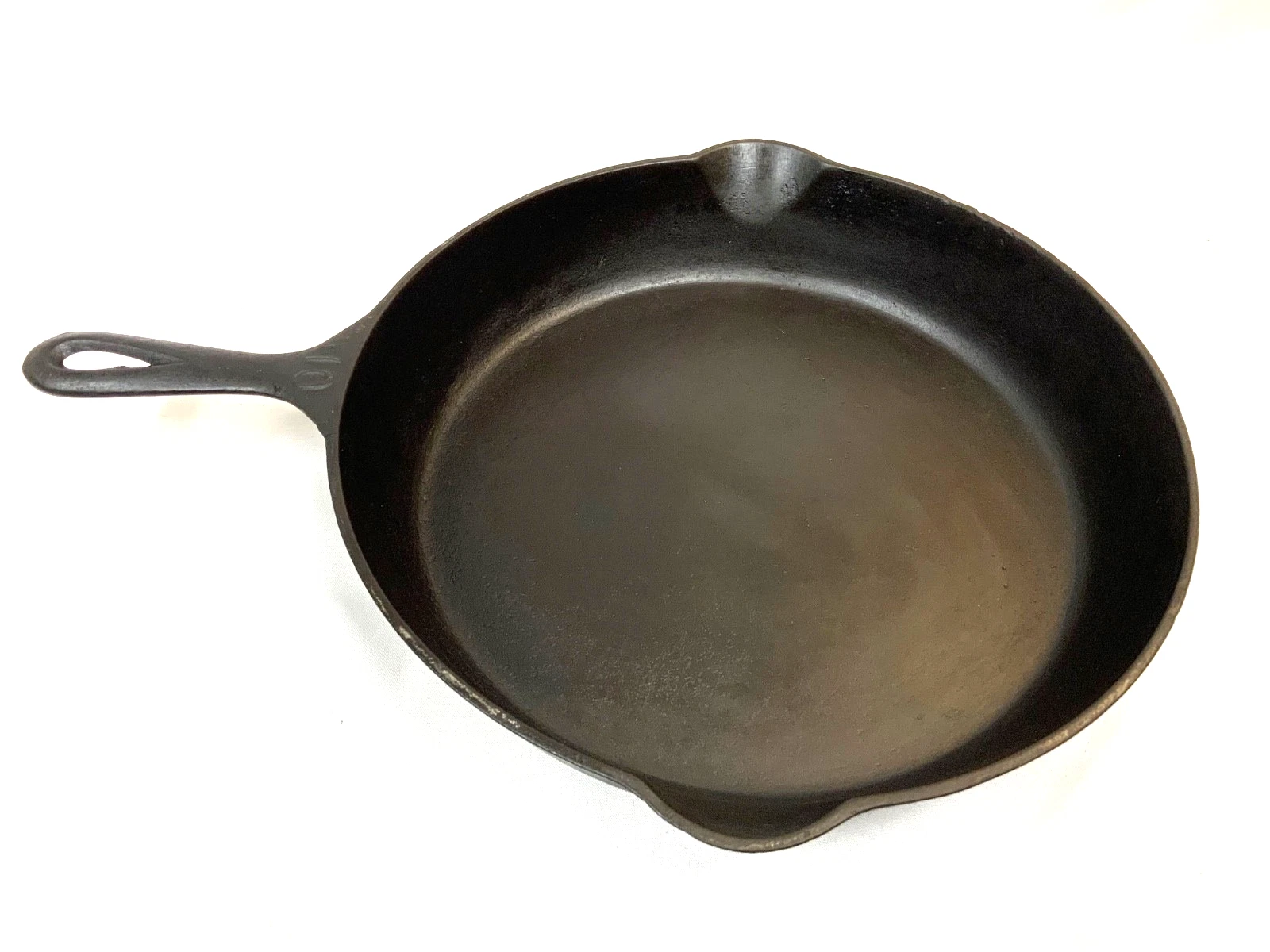 VTG Lodge Cast Iron Raised Number 10 No-Notch Skillet. Rare, Old, with crack.