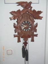 WandUhr, Schwarzwalduhr, Kuckucksuhr aus Holz mit Schnitzerei