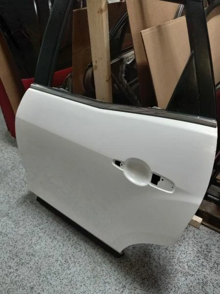 Mazda CX-7 2009 montaje puerta trasera izquierda Foto 3 de 4