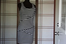 MICHAEL KORS BEAUTIFUL BLACK/WHITE STRIPES  SLEEVELESS STRETCH  DRESS, SZ 8 EUC