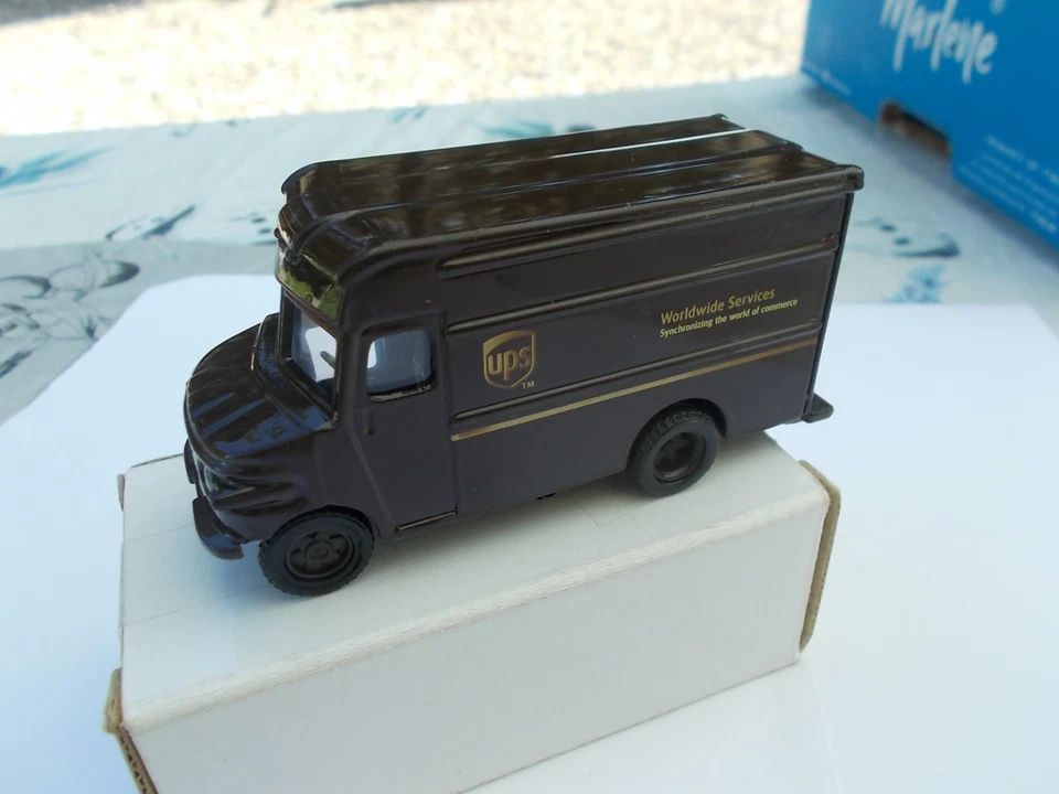 CAMION DE LIVRAISON UPS LONGUEUR ENVIRON 10 CM EN BOITE D ORIGINE TBE - Photo 1/4