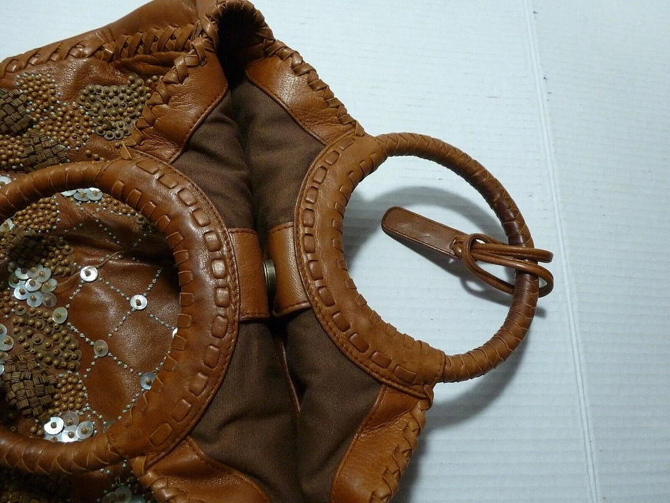 Bolsa de mão vintage Isabella couro macio marrom hobo enfeitada coco puff frisada - Imagem 4 de 4