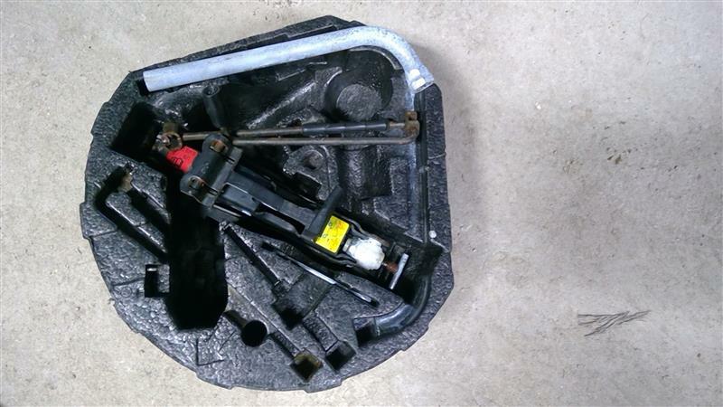 2003 03 Volkswagen Beetle Convertible Jack and Tool Assembly with