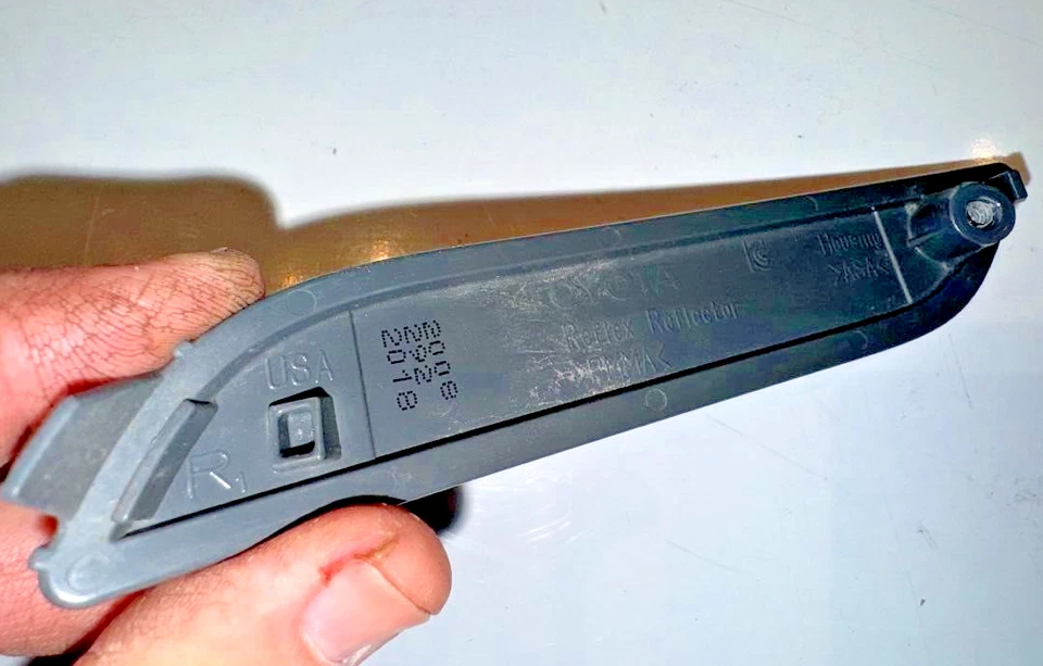 Reflector de parachoques trasero derecho Toyota Camry 2018-2023 P/N 20082922018 OEM pieza usada Foto 4 de 4