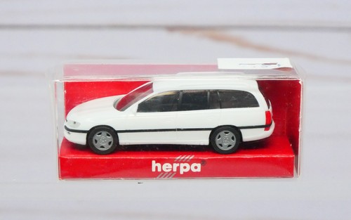 Herpa 021562, Opel Omega Caravan MV6 5 puertas, blanco, escala 1/87 HO | Zustand: New