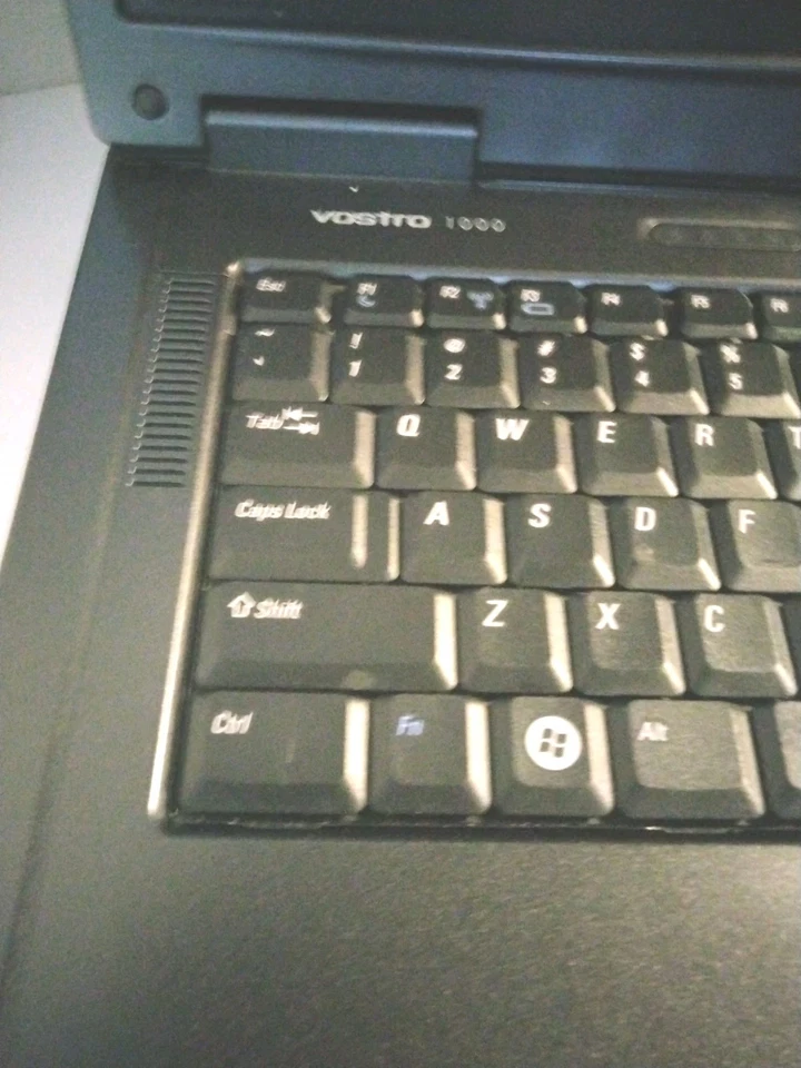 DELL VOSTRO 1000 LAPTOP - Untested, For Parts Or Repair - Sold As Is With Bag - Image 2 of 4