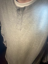Bequemes Langarmshirt mit Henley-Kragen aus W...
