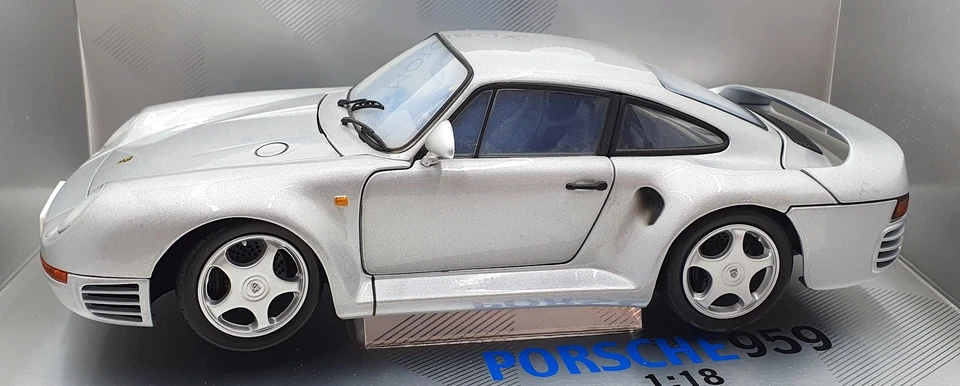 Revell Motorbox 1/18 Scale Diecast 28902 - Porsche 959 - Silver - Image 3 of 4