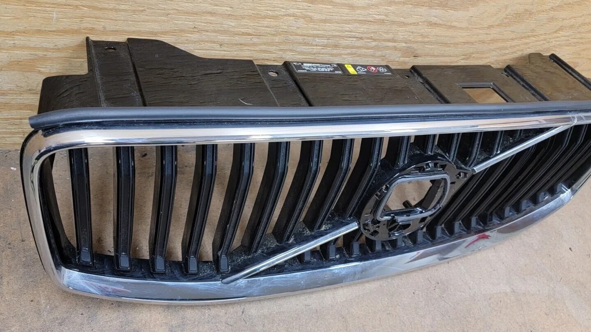 ☆新車外しUD VOLVO XC60 フロントグリル 32291026 ブラック