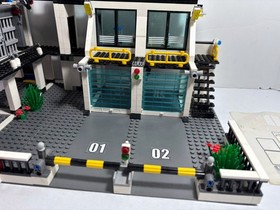 Lego City: Police:  Police Headquarters 7744 (2008) Retired. Instructions.