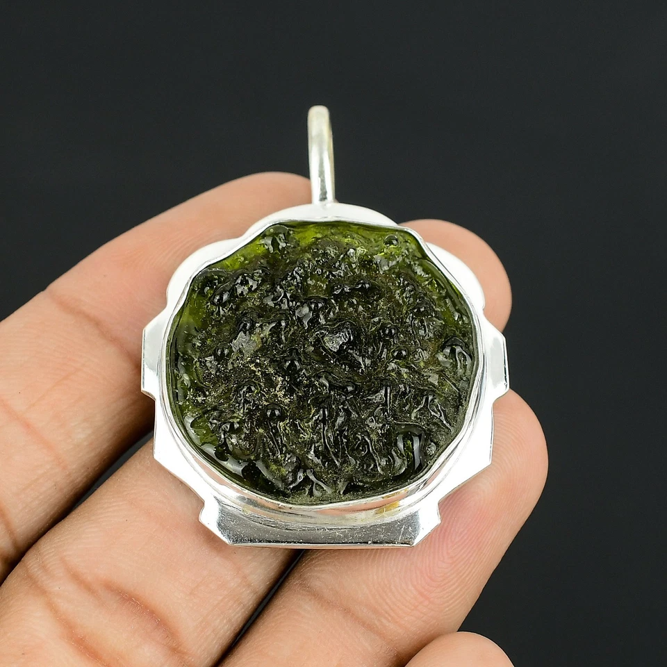 Подвеска круглой формы ручной работы из стерлингового серебра 925 пробы с молдавитом - Изображение 3 из 4