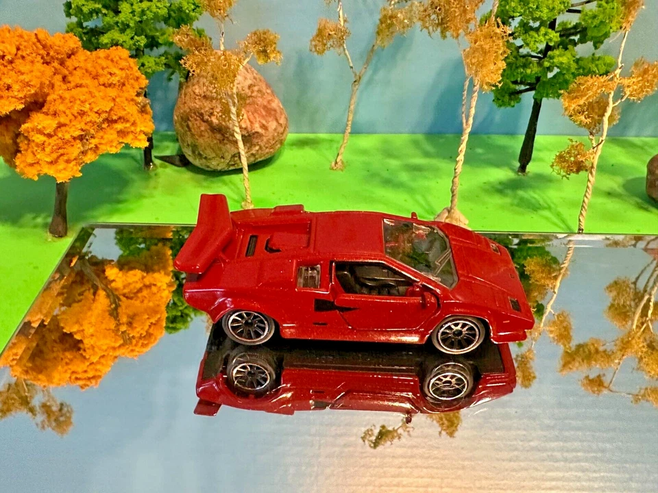 Lamborghini Countach LP400 1974, 1:64 carrocería metálica neumáticos de goma puertas de apertura Foto 3 de 3