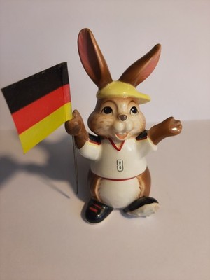 Goebel - Hase Fussballer mit Nummer 8 und Deutschlandfahne