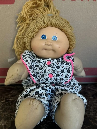 Vintage 1982 Cabbage Patch Kid Doll Blue Eyes Yarn Hair Coleco In Floral Outfit