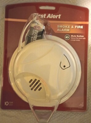 First Alert Battery Powered Smoke Alarm with Silence Button Model SA303CN