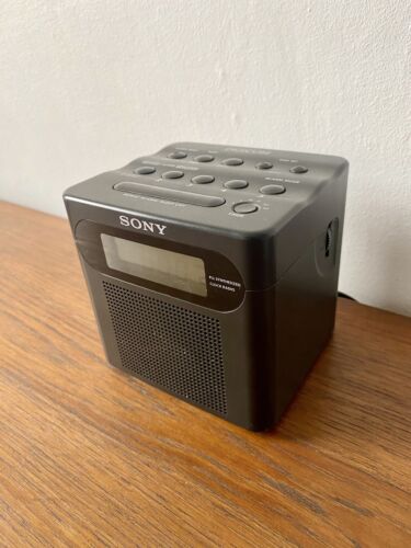 Sony Digicube Digital Radio Alarm Clock Radiowecker  1990s ICF-C103 - Afbeelding 1 van 8