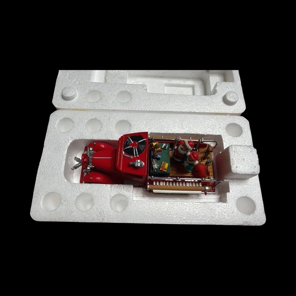 Matchbox Models of Yesteryear 1997 Ford AA Santa's Fire Engine YSC04-M - Image 2 of 4