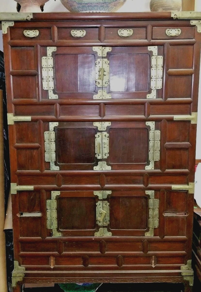 ARMÁRIO DE MADEIRA COREANO ANTIGO COM ACESSÓRIOS E ALÇAS DE BRONZE, SÉCULO 18  - Imagem 2 de 4