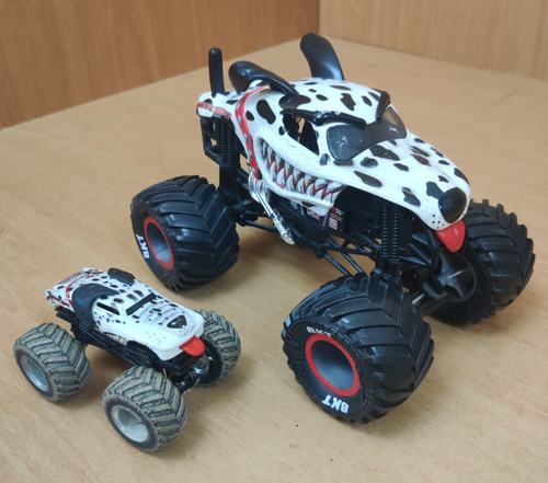 Monster Jam Monster Truck Mutt Dalmation 1:24 Large Diecast Car Hot Wheels Dog