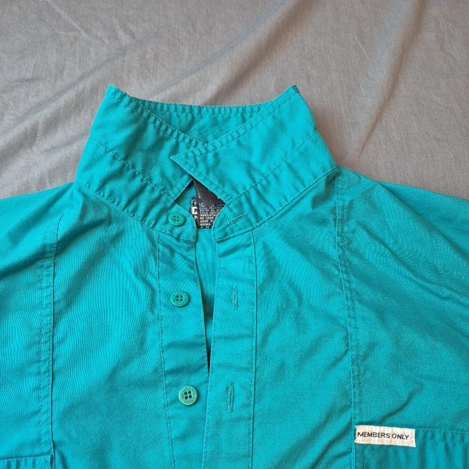 Camisa polo manga corta solo para miembros de 4 botones verde azulado cintura con bandas para hombre bolsillos en L Foto 2 de 4