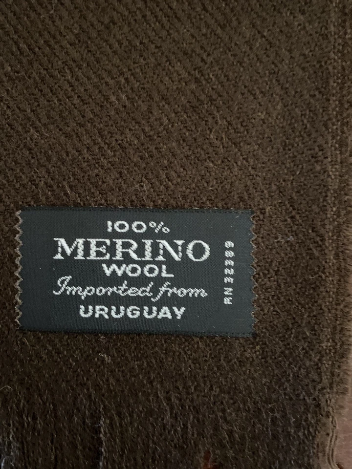 NUEVO en Caja PIERRE CARDIN Marrón Flecos Uruguay 100% Lana Merino 53 x 12-1/2 Bufanda Foto 3 de 3