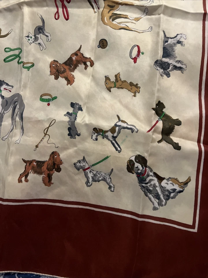 Bufanda de seda vintage para perros con bordes enrollados a mano Foto 3 de 4