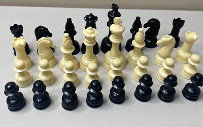 28 Vintage ES Lowe Plastic Chess Players No Board
