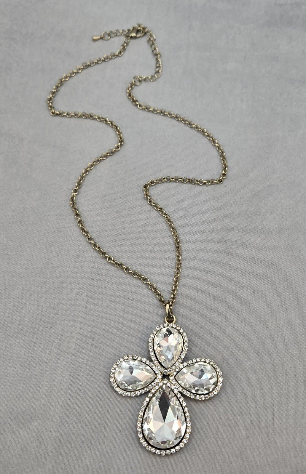 VETEMENTS Collana grande finta pietra trasparente strass forma croce ciondolo tono oro