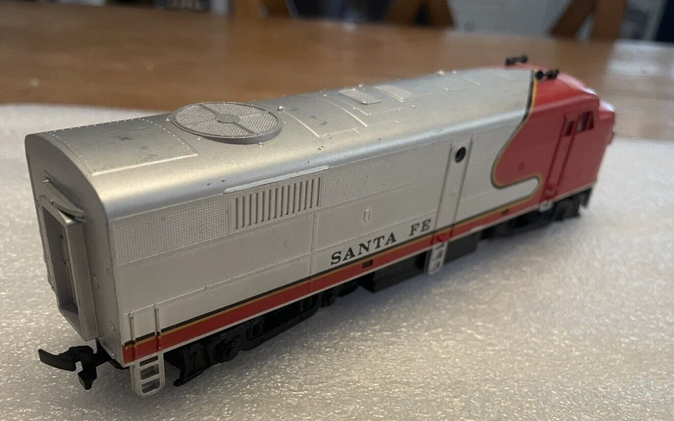 HO Roco Model Power Alco FA-2 Santa Fe Locomotive Lot 010 Engine Serviced - Image 3 of 4