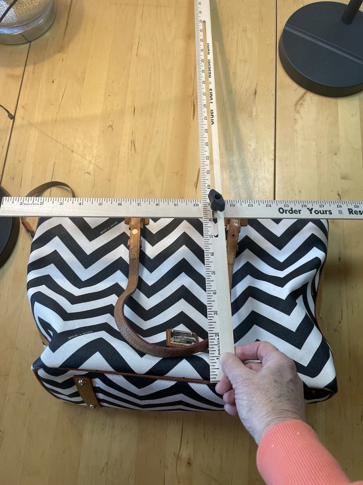 Bolso Chevron Dooney & Bourke blanco y negro con forro de lona roja Foto 4 de 4