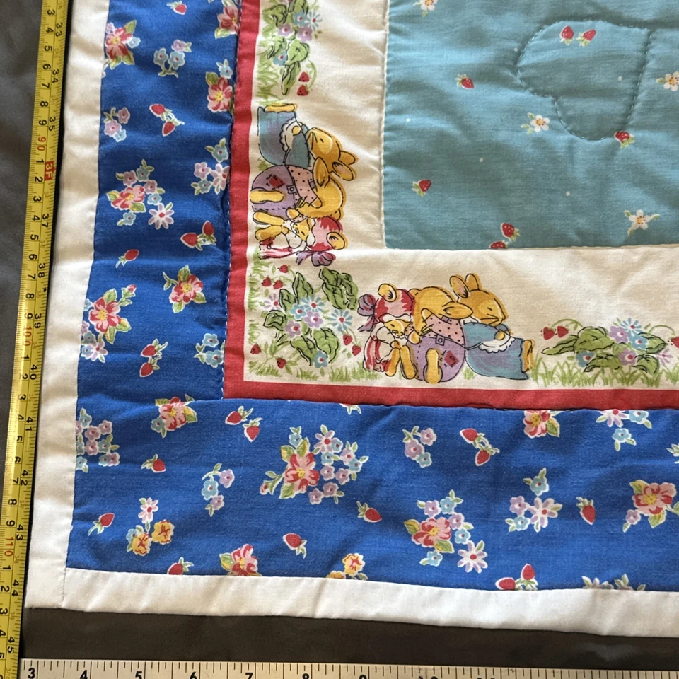 Edredón de cuna de bebé hecho a mano de colección cachorro perro gatito gato corazón flores ratón azul usado en excelente estado Foto 3 de 4