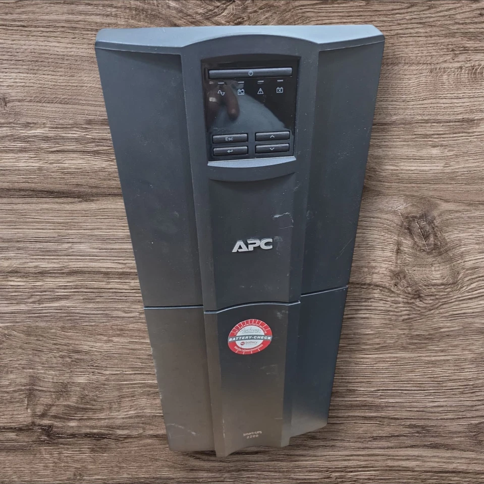 APC Smart-UPS 2200VA SMT2200I Tower USV 1980W 8x C13 LCD Display gebraucht