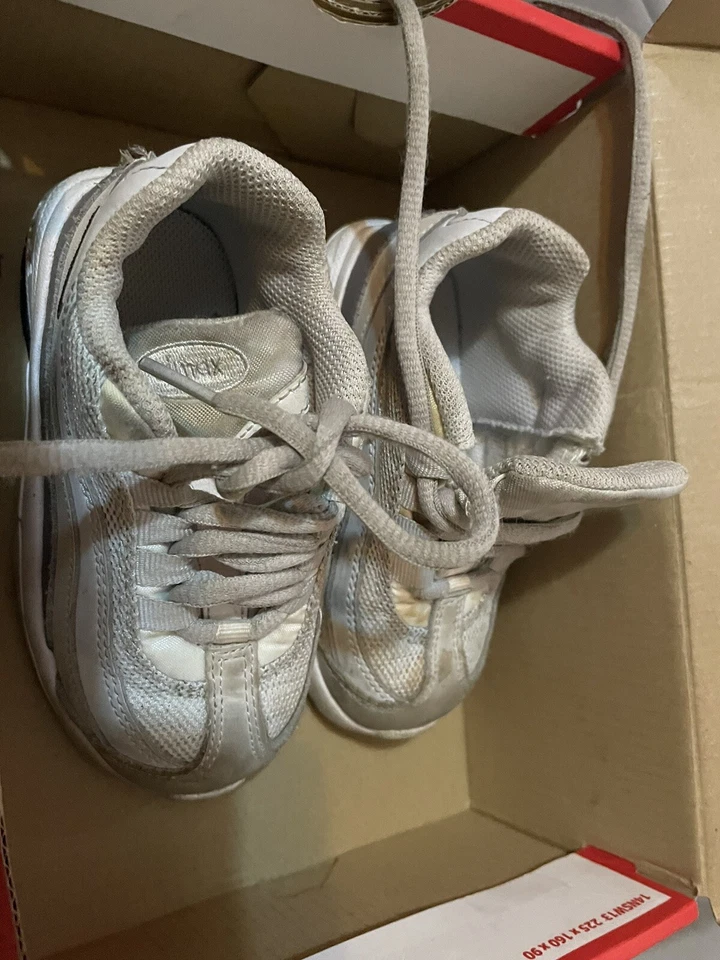 Sapatos e botas de ginástica infantil tamanho 4 e 6 - Imagem 3 de 4