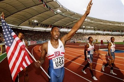 Butch Reynolds USA celebrates the win of his team in the 4x400 me 1993 Old Photo