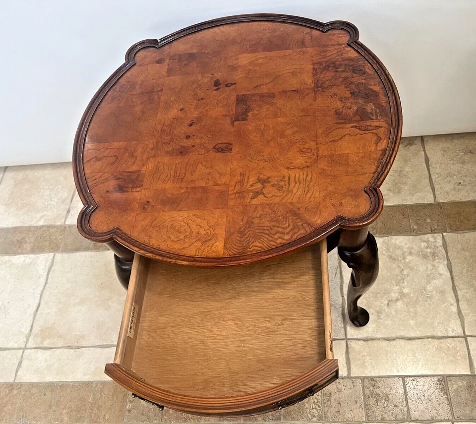 Mesa redonda vintage Hekman com gaveta estilo francês mogno burl - Imagem 3 de 4