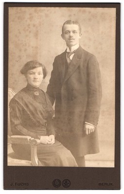 Fotografie J. Fuchs, Berlin, C. Königstr. 20 /21, Gutbürgerliches Paar in elega 