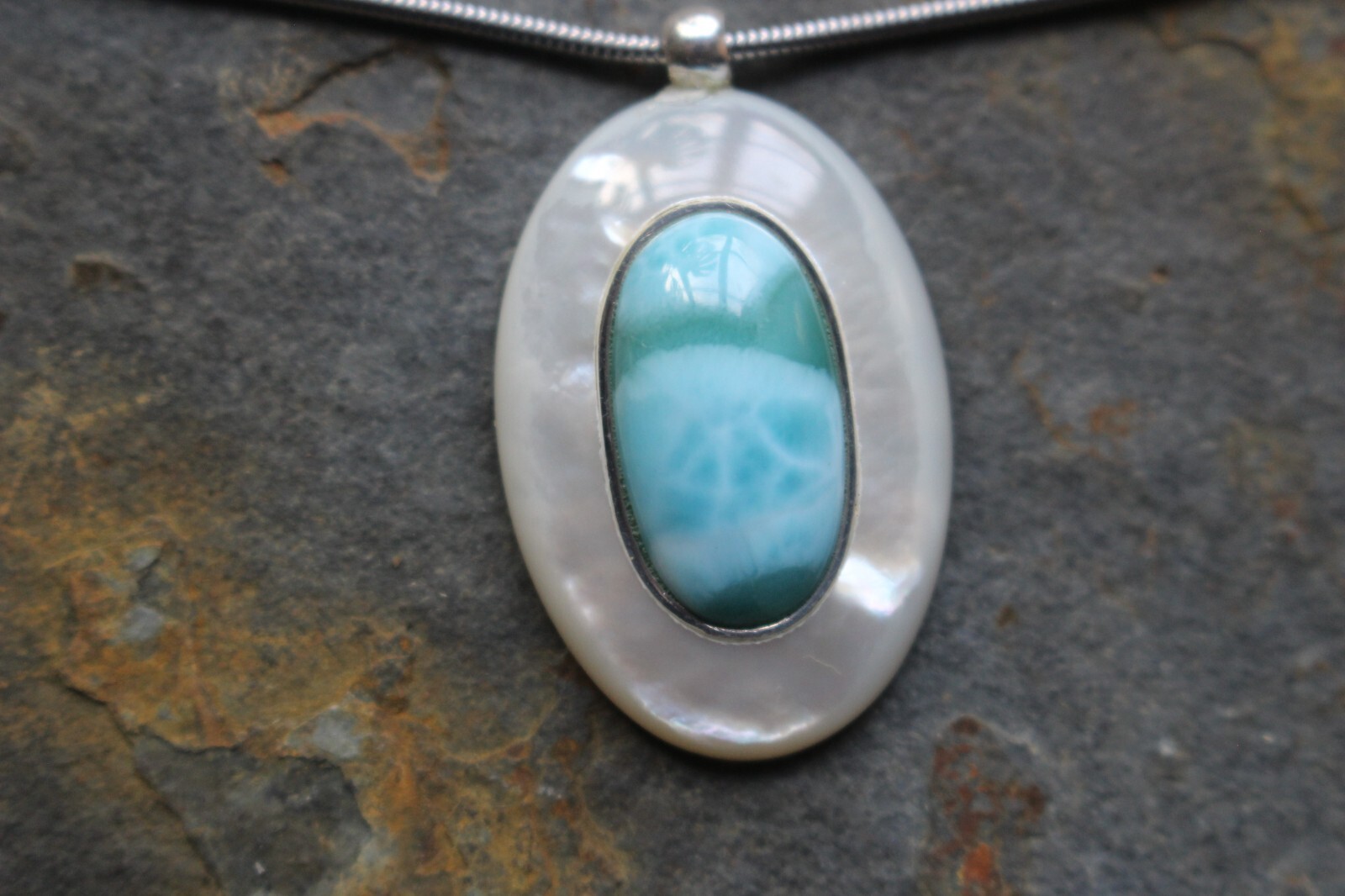 Collier pendentif larimar et nacre en argent, le cadeau idéal pour femme