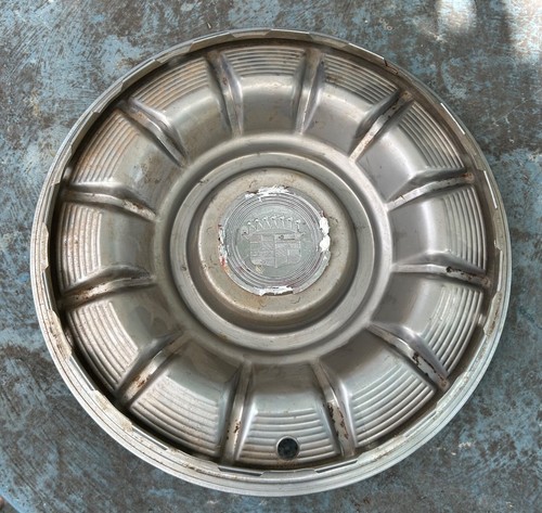 1957 Cadillac Hubcap UNMOLESTED, OEM, with plastic center, for a SHOW car - Picture 7 of 11